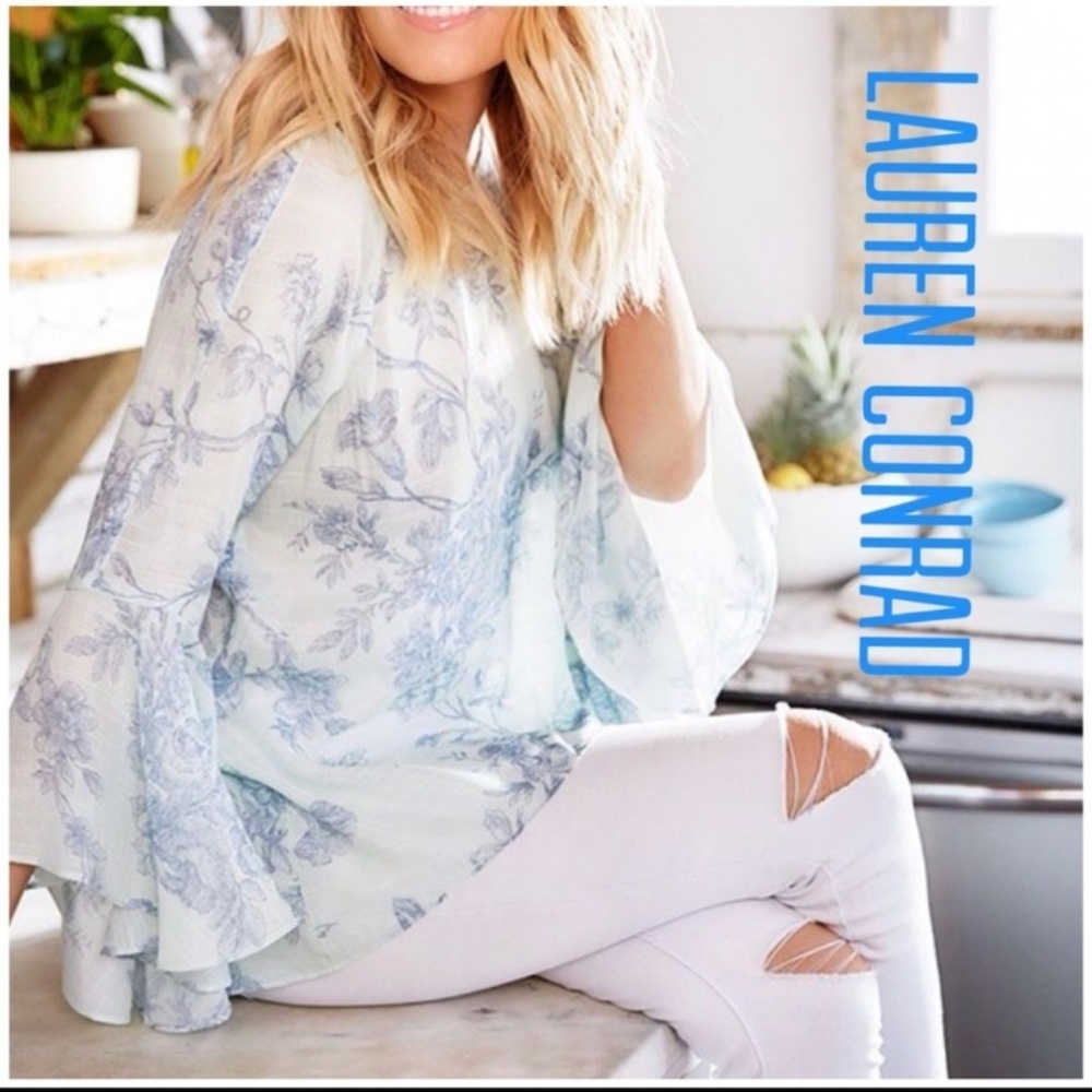 LC blue floral bell sleeve top, keyhole back. Larg